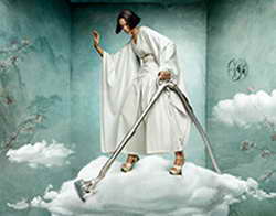 Модель Алессандра Амбросио позировала без купальника у бассейна